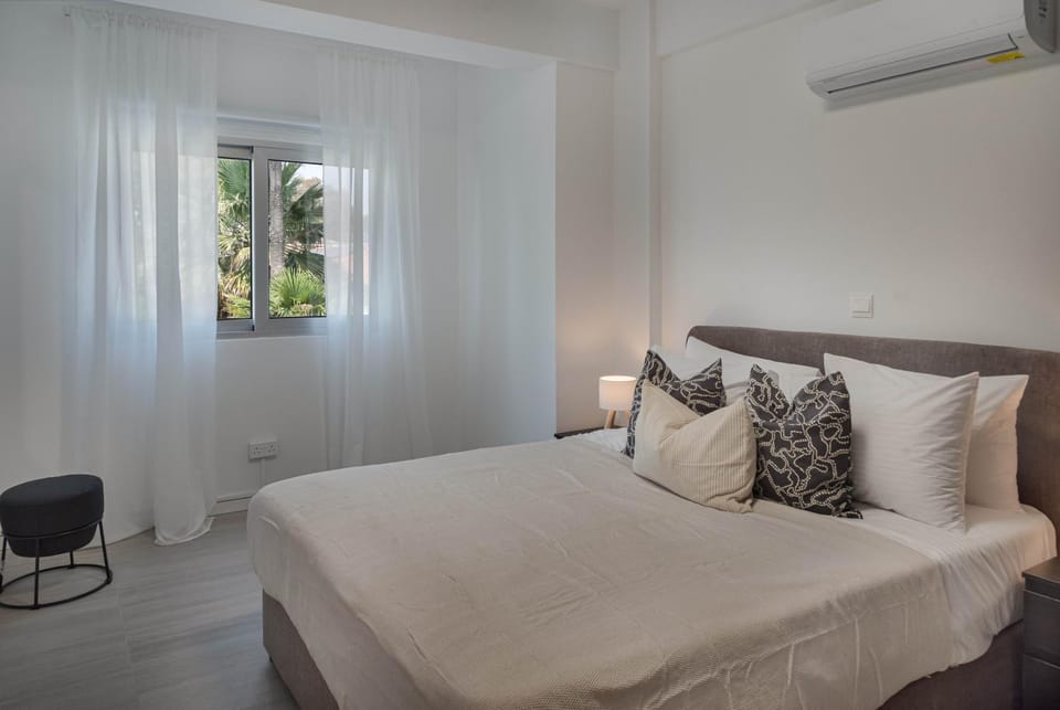 Bed, Photo of the whole room, Bedroom, air conditioner