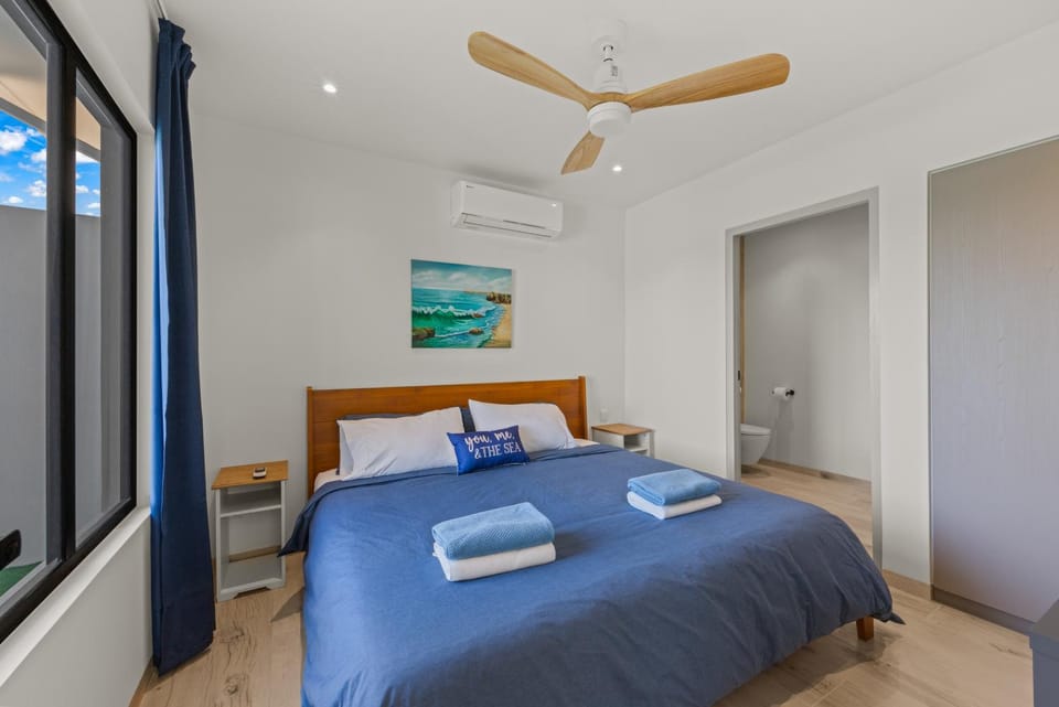 Bed, Bedroom, towels, air conditioner