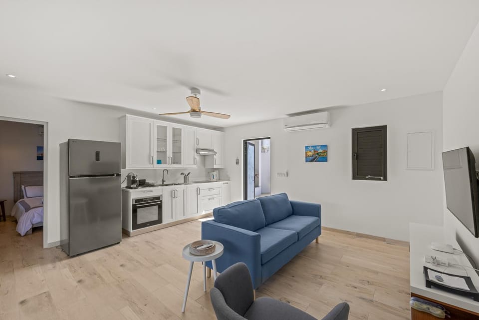 TV and multimedia, Kitchen or kitchenette, Living room, Seating area, microwave, stove