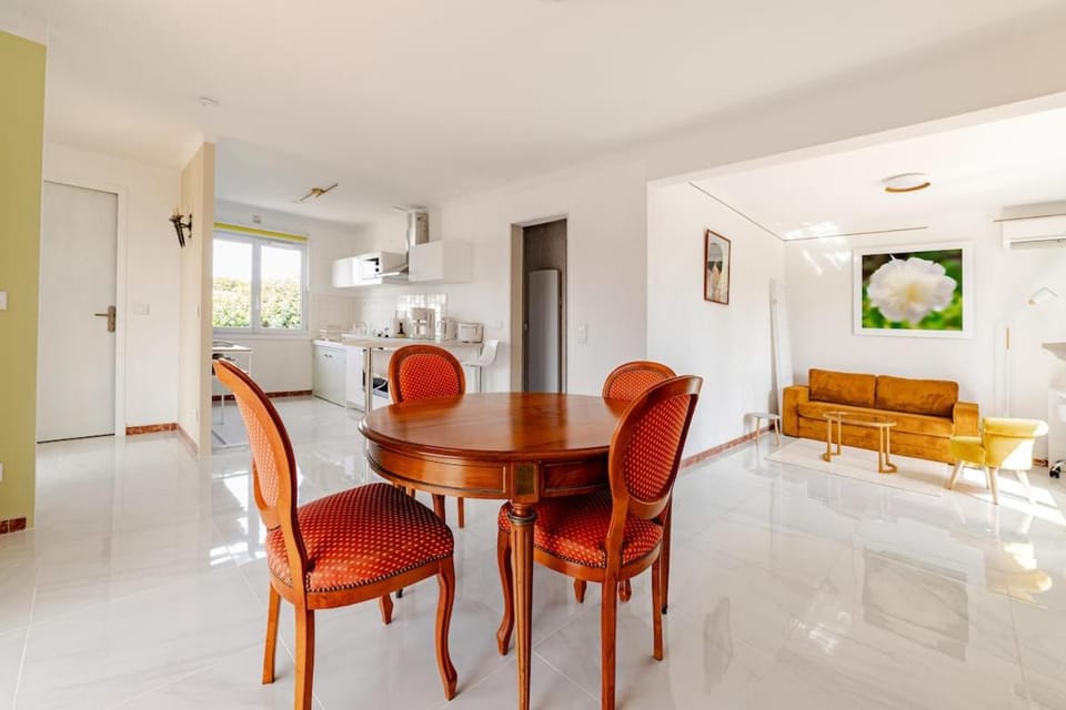 TV and multimedia, Kitchen or kitchenette, Seating area, Dining area