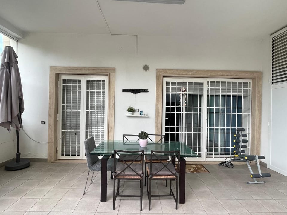 Patio, Day, Dining area