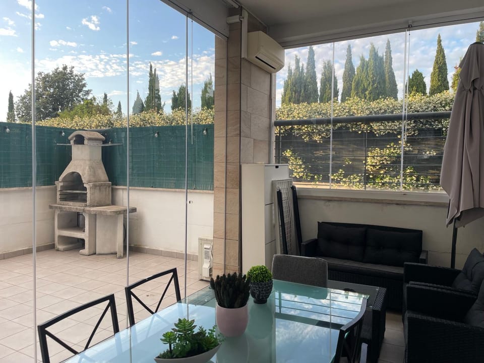 Patio, Day, Garden, Seating area, Dining area, Garden view