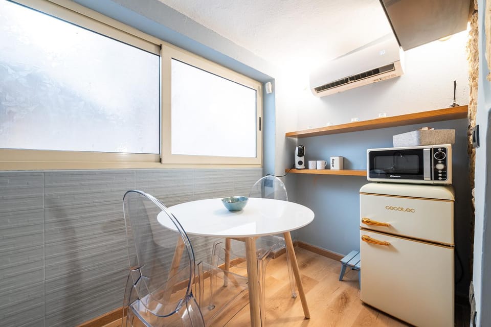 Coffee/tea facilities, Kitchen or kitchenette, Dining area, minibar, air conditioner