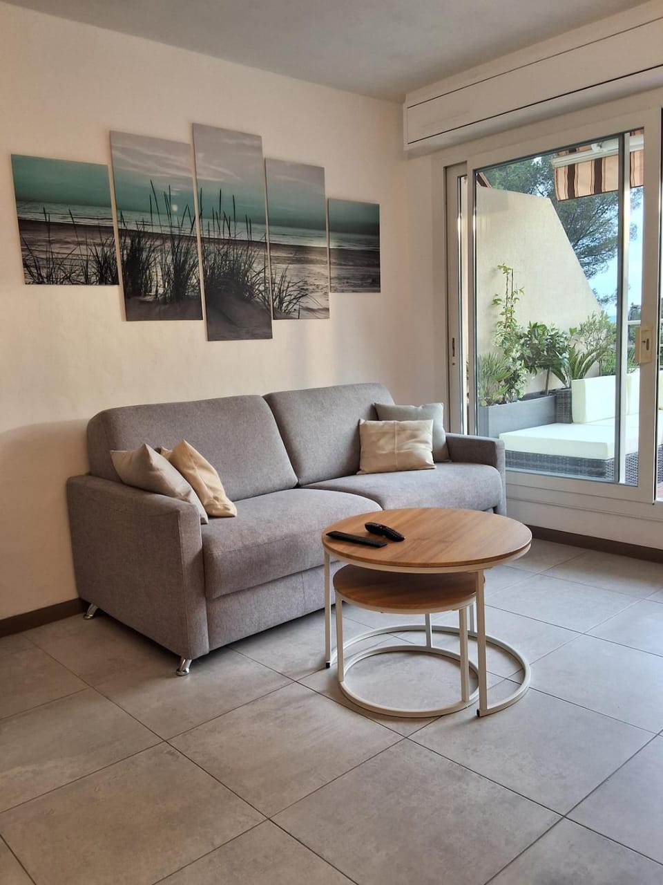 Grand studio avec terrasse près de la mer Apartment in Saint-Raphael