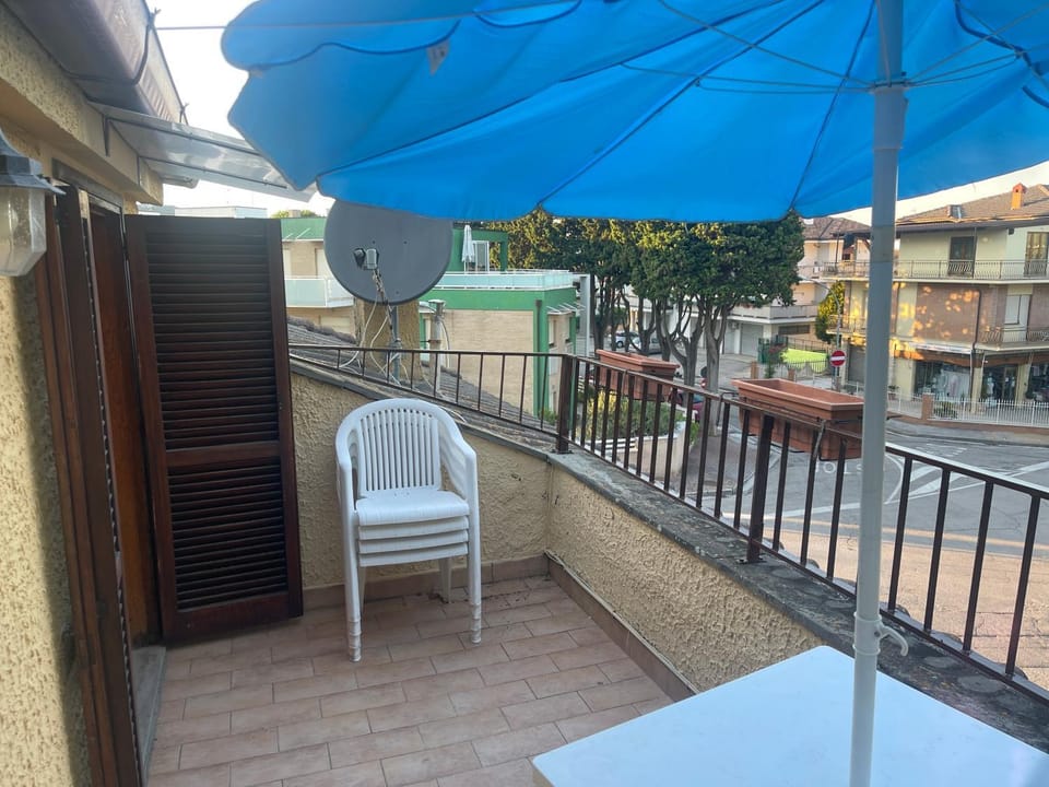 Balcony/Terrace, Street view