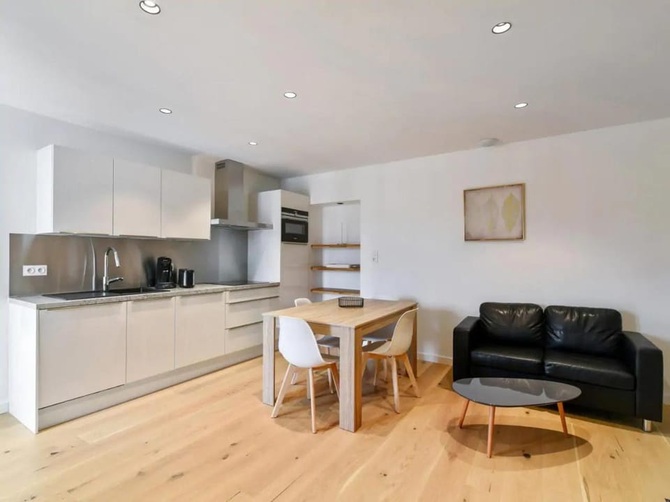 Coffee/tea facilities, Kitchen or kitchenette, stove