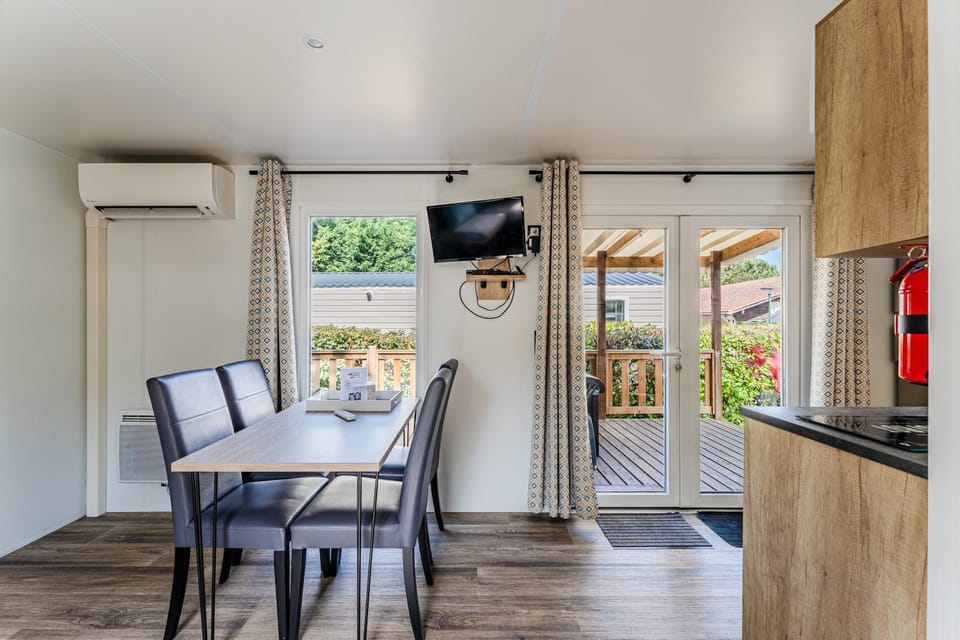Property building, Kitchen or kitchenette, Living room