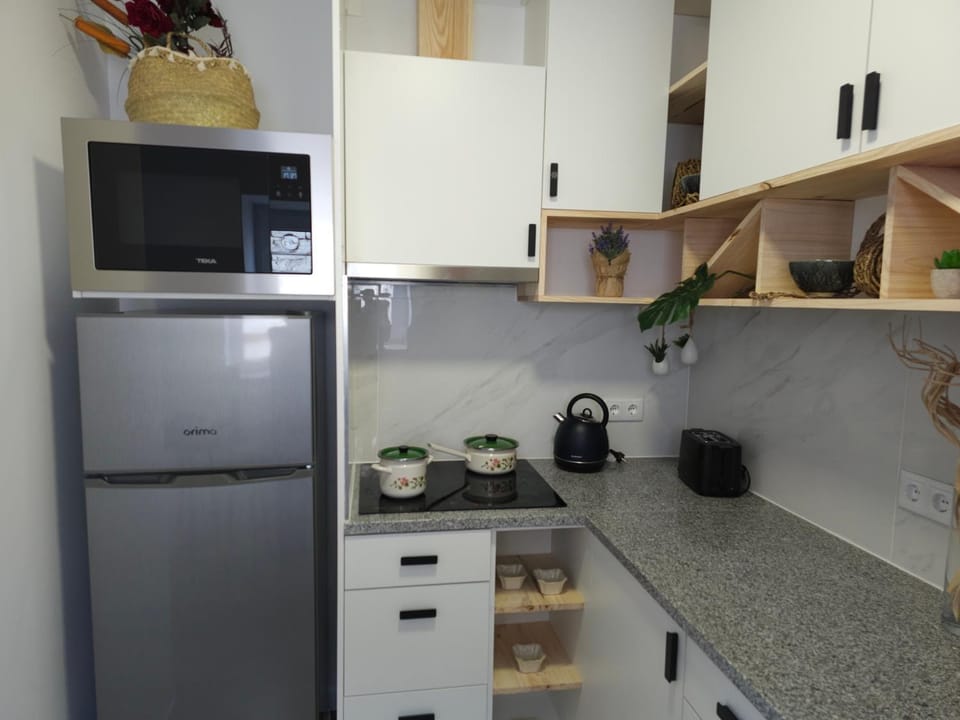 Coffee/tea facilities, Kitchen or kitchenette, oven, toaster