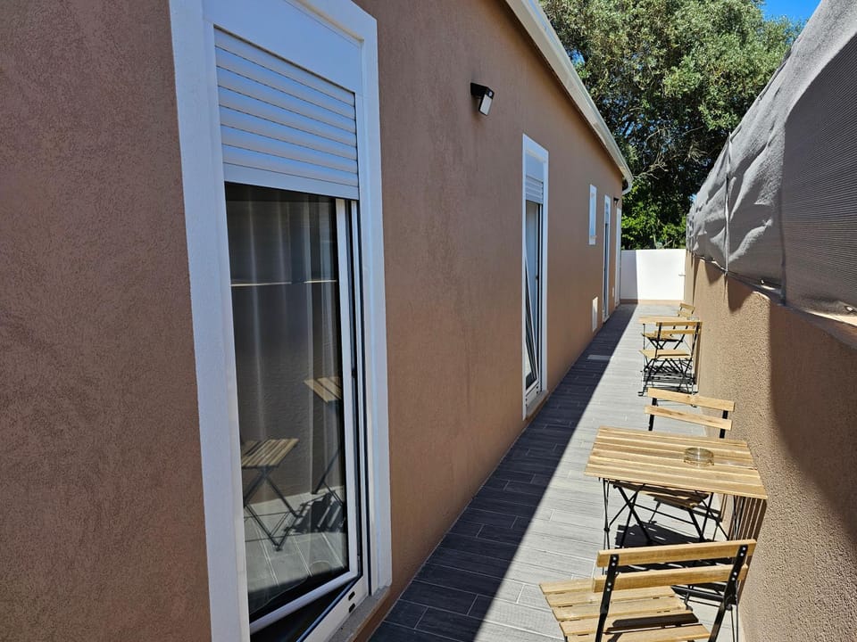Property building, Patio, Balcony/Terrace