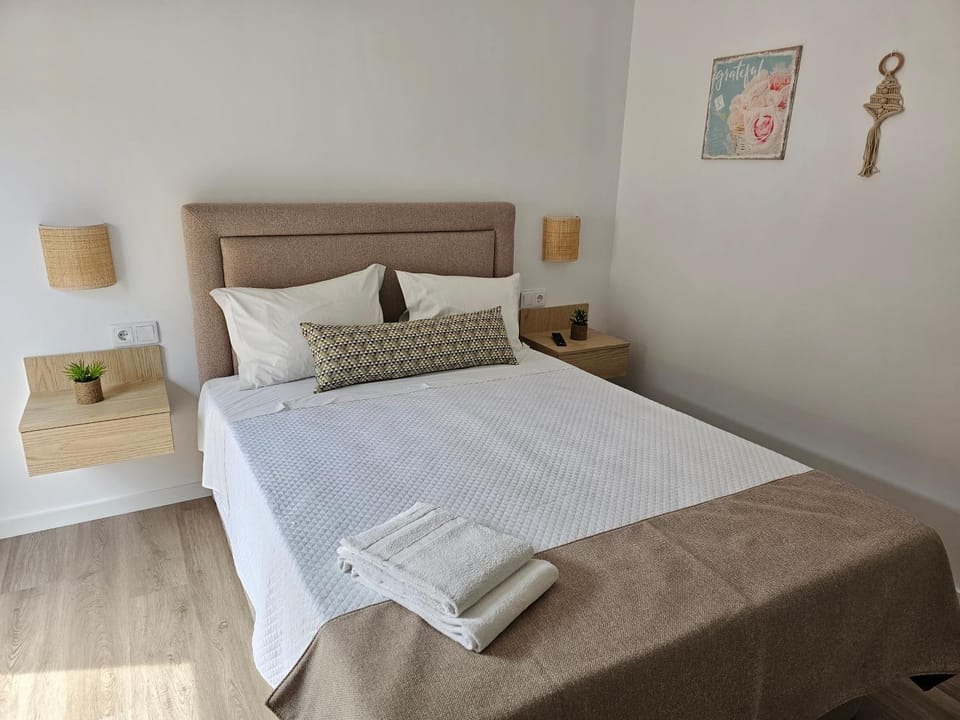 Bedroom, towels