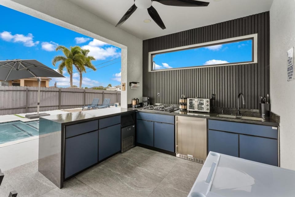 Patio, Dining area, minibar