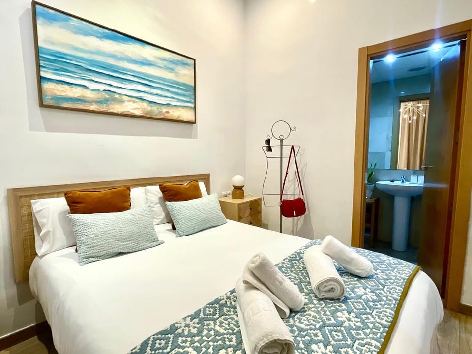 Bed, Bedroom, Guests, towels