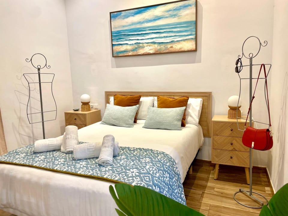 Bed, Decorative detail, Bedroom, towels