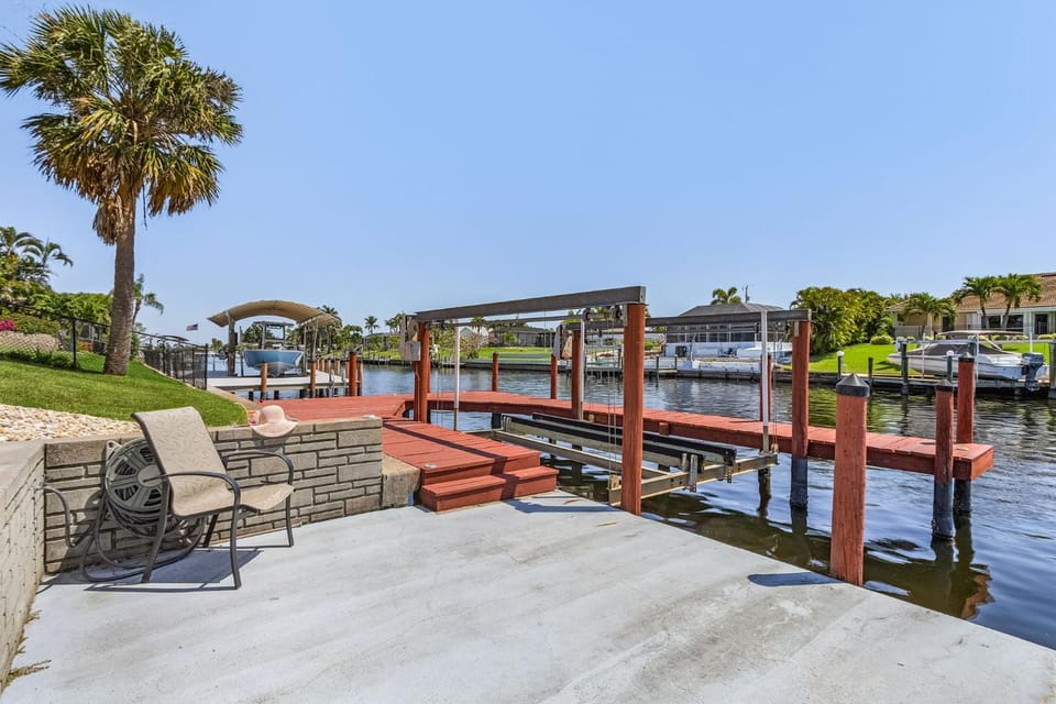 Heated Pool, Private Dock & Beach Essentials - Villa Seashell - Roelens House in Cape Coral