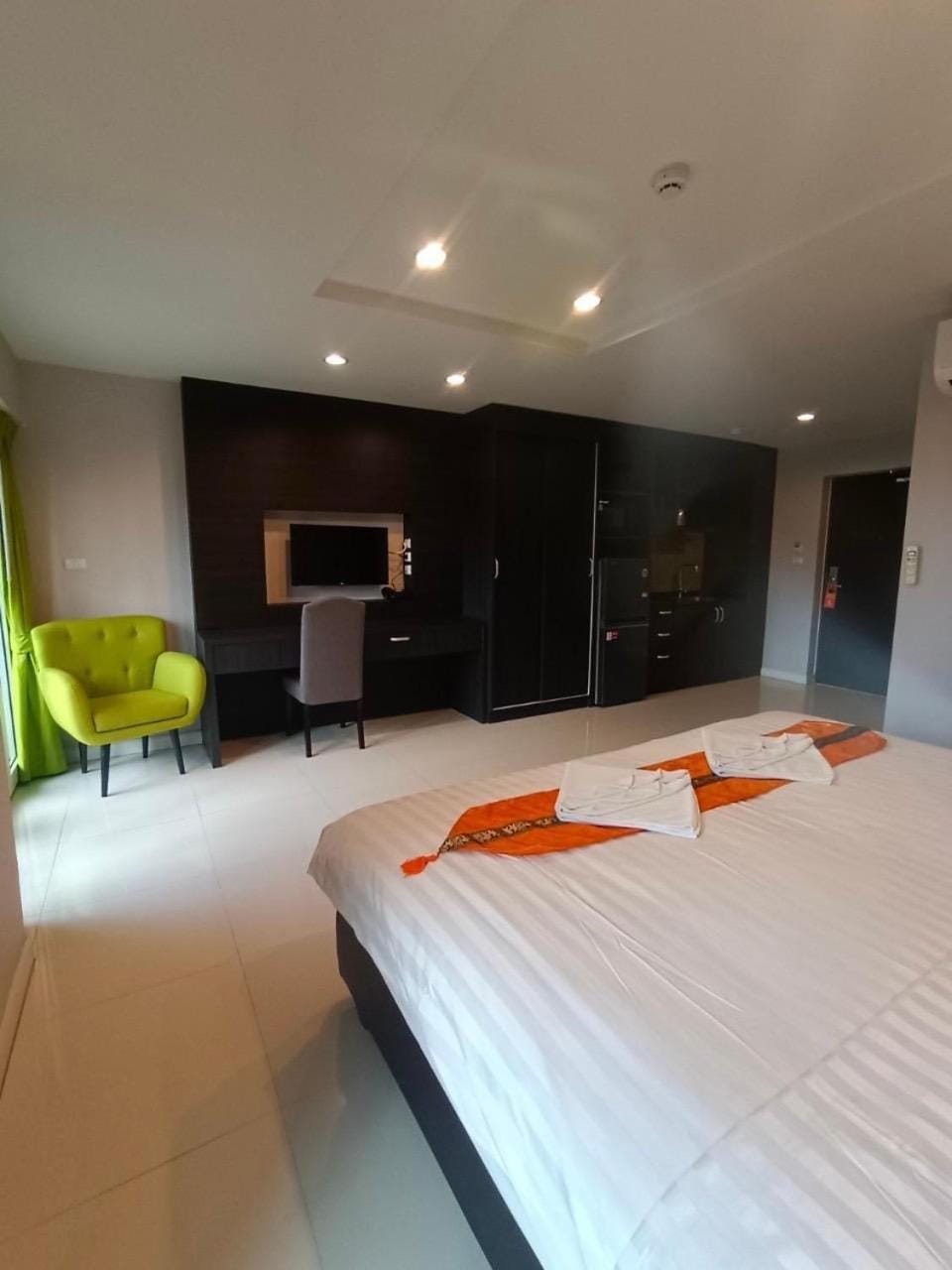 Bed, TV and multimedia, Photo of the whole room, Seating area, Bedroom