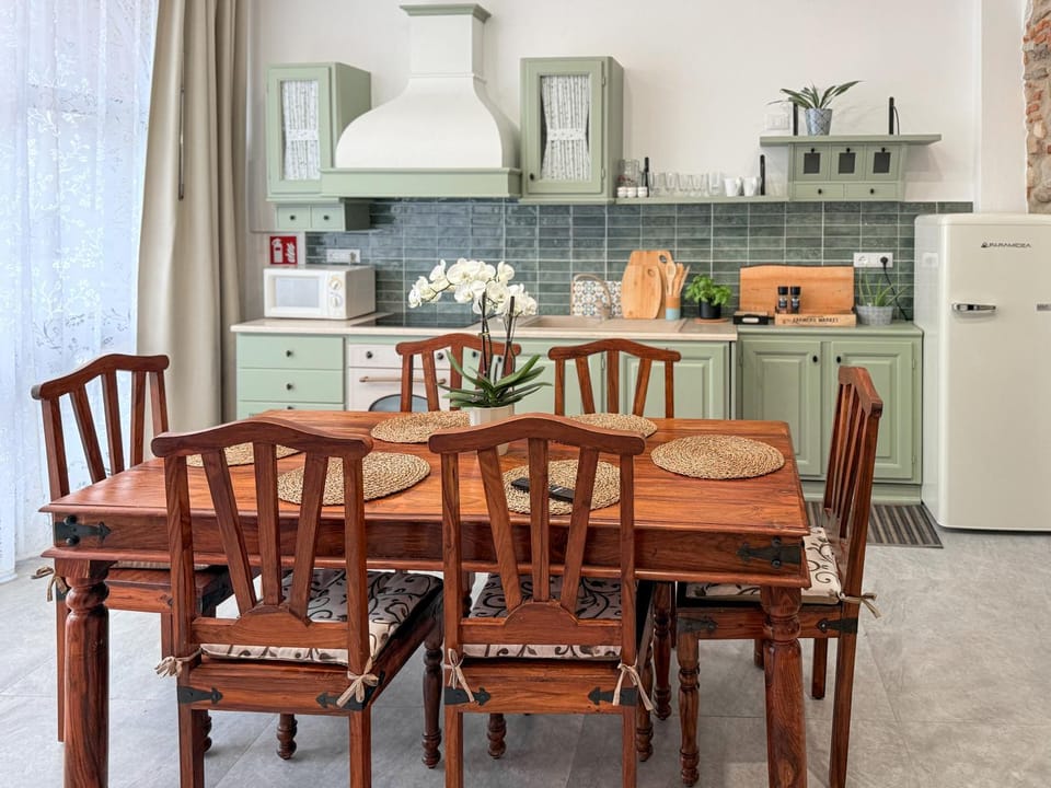 Kitchen or kitchenette, Dining area
