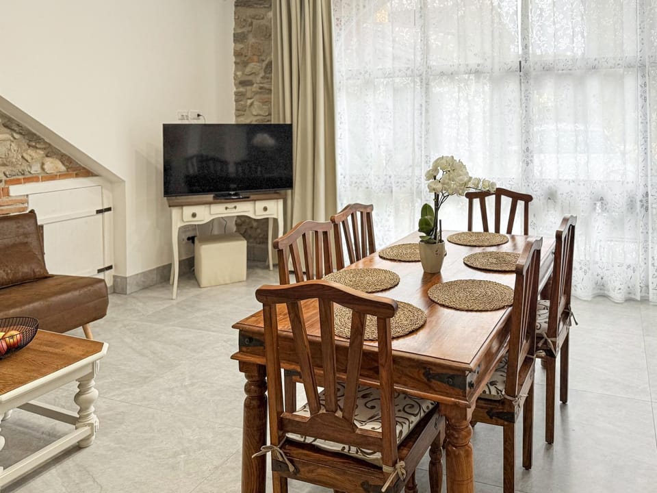 TV and multimedia, Living room, Dining area, Evening entertainment