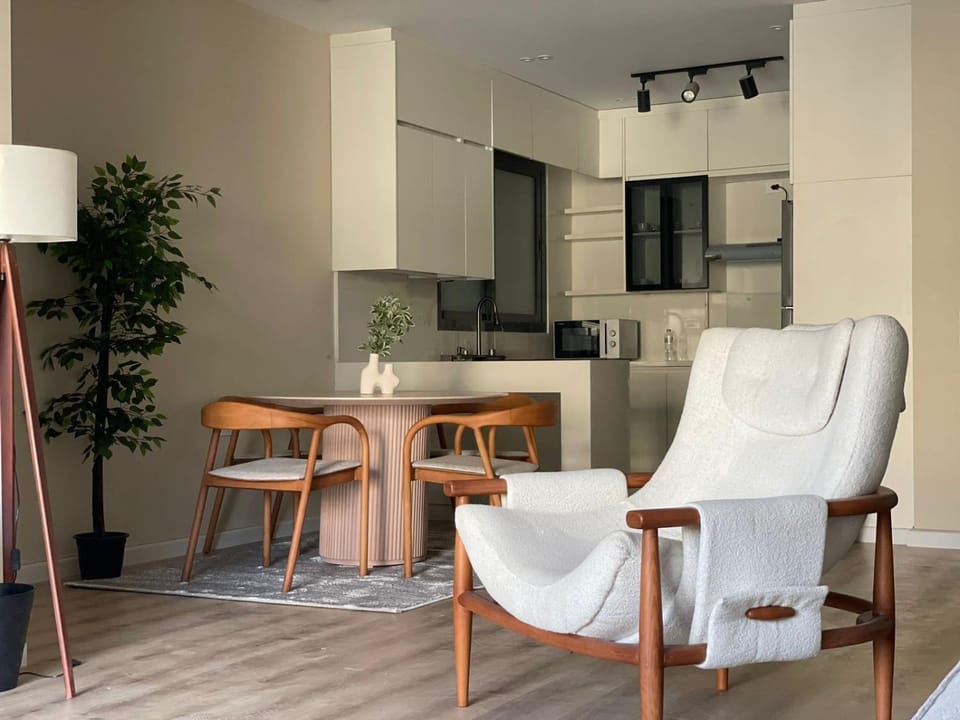 Kitchen or kitchenette, Seating area, Dining area