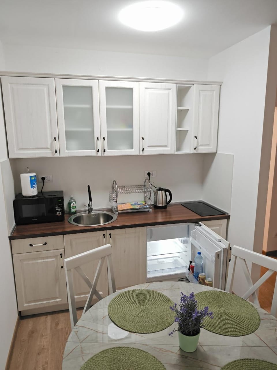 Coffee/tea facilities, Kitchen or kitchenette, Dining area, minibar, stove, toaster
