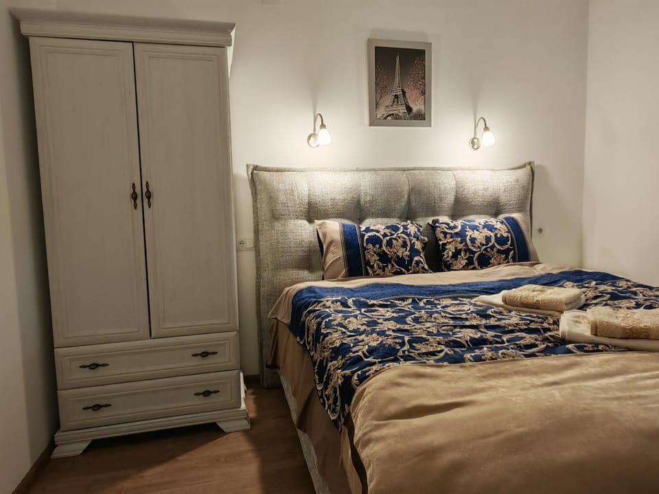 Bed, Photo of the whole room, Bedroom, wardrobe