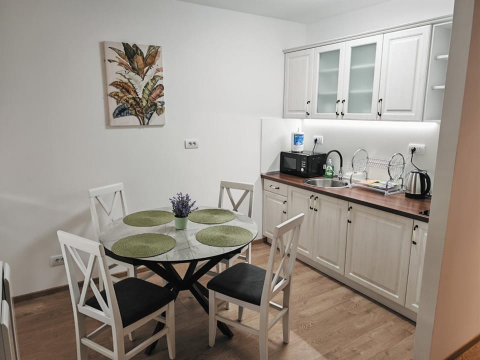 Coffee/tea facilities, Kitchen or kitchenette, Dining area, oven, stove, toaster