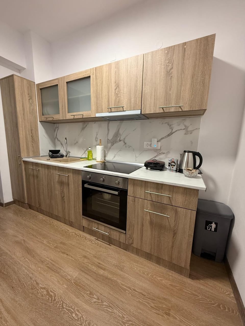 Coffee/tea facilities, Kitchen or kitchenette, stove