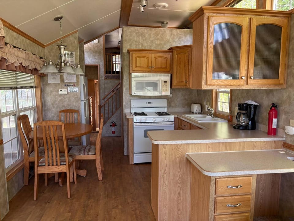 Coffee/tea facilities, Dining area, microwave, oven, stove, toaster, kitchen