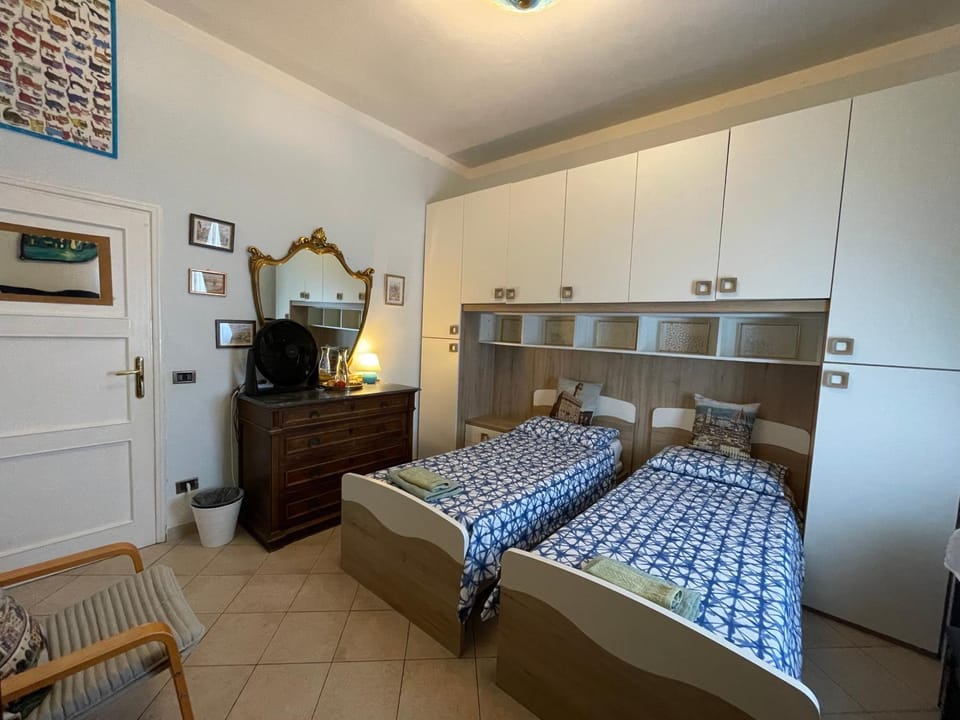 Bed, Photo of the whole room, wardrobe