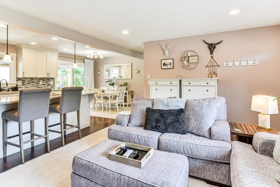7 Mi to Vancouver Waterfront: Sleek Home w/ Yard! House in Vancouver