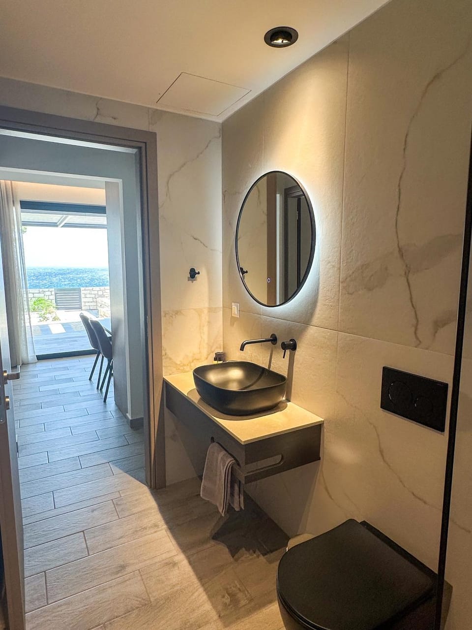 Shower, Toilet, Location