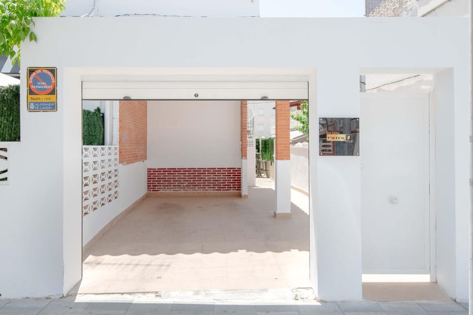 Facade/entrance, Parking