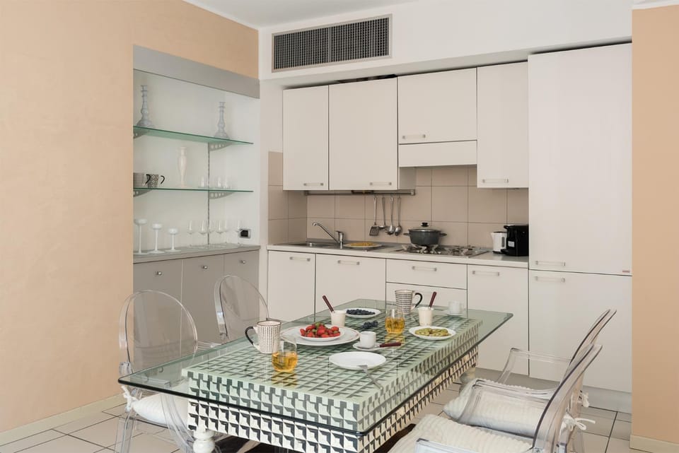 Coffee/tea facilities, Kitchen or kitchenette, Dining area, stove