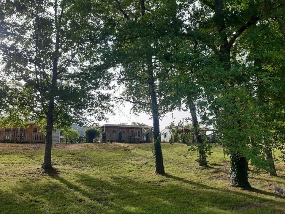 Mobil home au bord du lac de Foix Campground/ 
RV Resort in Occitanie