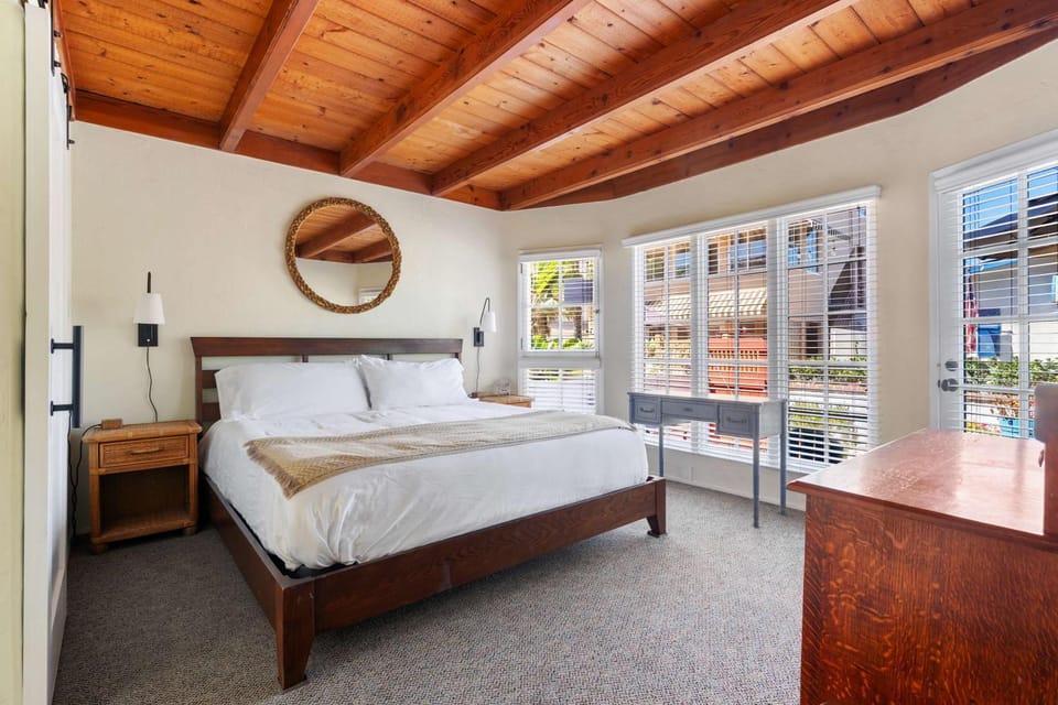 Home and Guest Apartment Roof Deck 30 Seconds to Sand House in Mission Beach