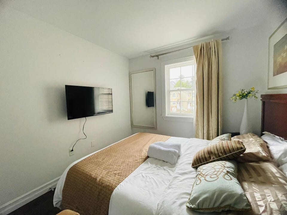 Luxury Retreat with Bay Views Offering Private Bedrooms and Entire Apartment Options Apartment in Halifax