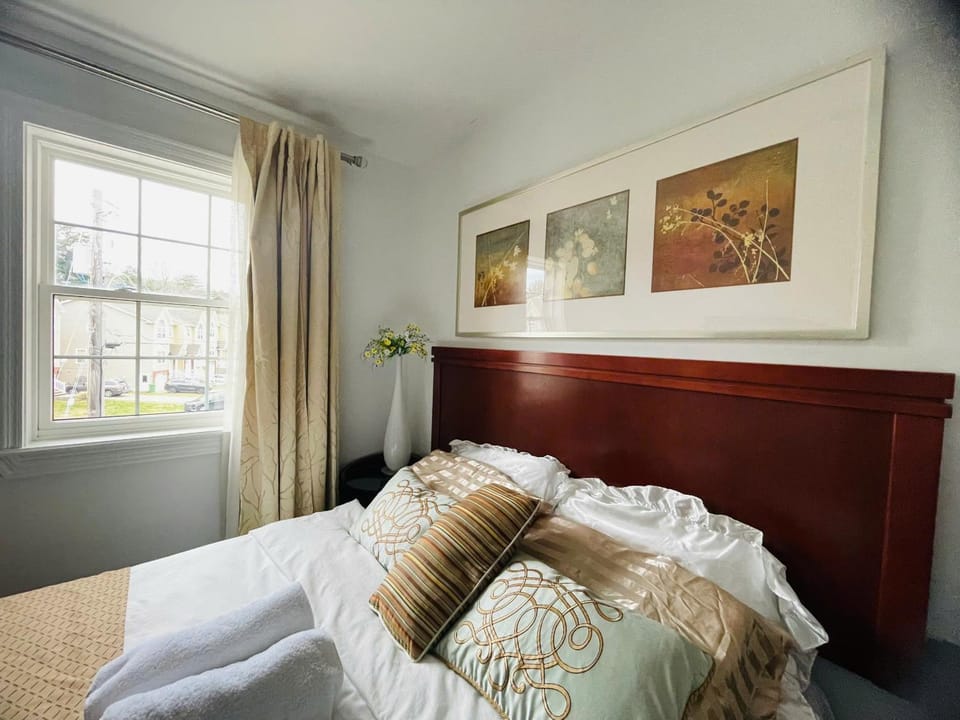 Luxury Retreat with Bay Views Offering Private Bedrooms and Entire Apartment Options Apartment in Halifax