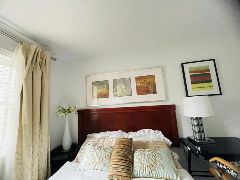 Luxury Retreat with Bay Views Offering Private Bedrooms and Entire Apartment Options Apartment in Halifax