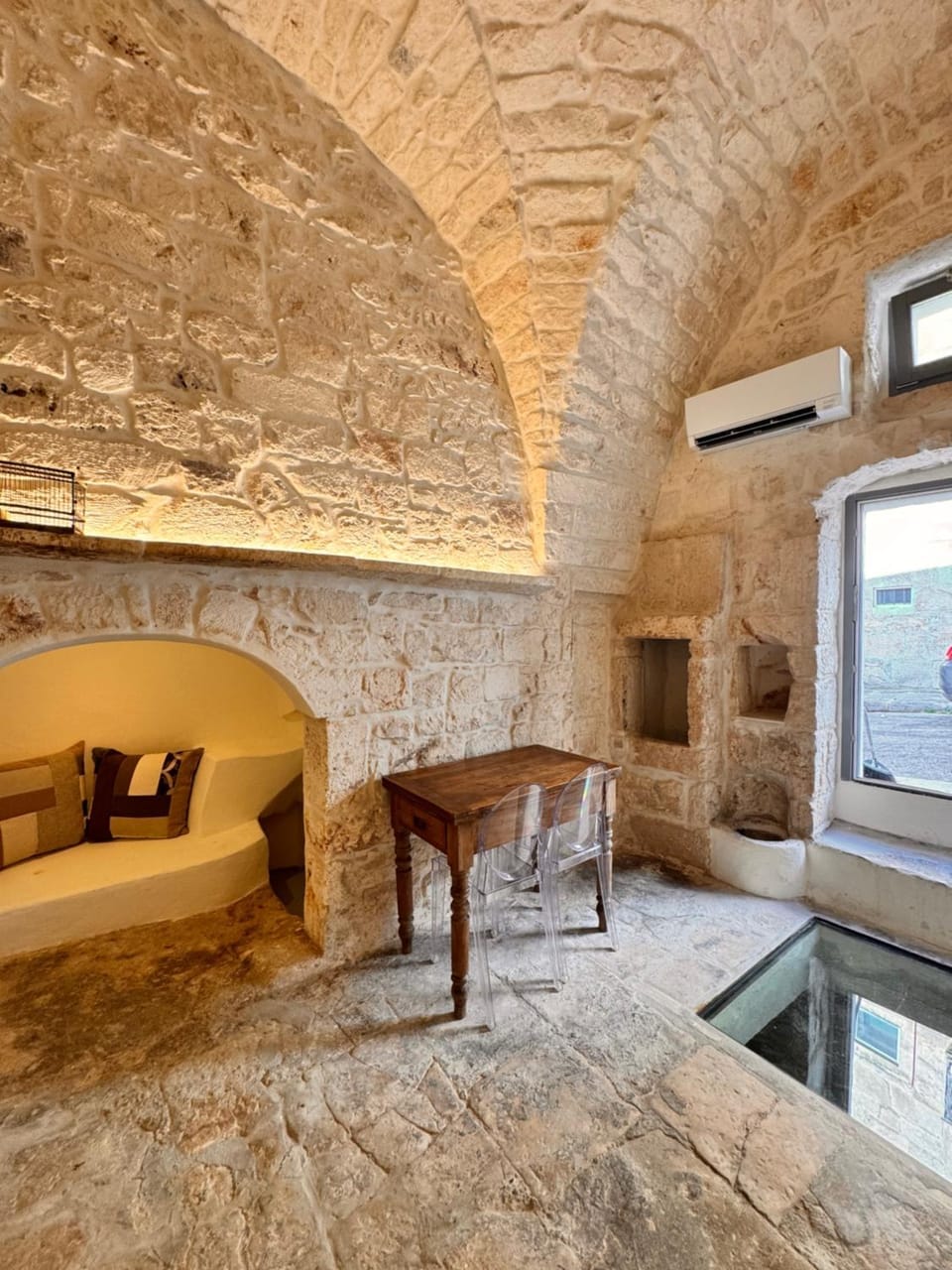 Living room, Seating area, air conditioner