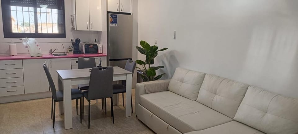Kitchen or kitchenette, Living room, Seating area, Dining area