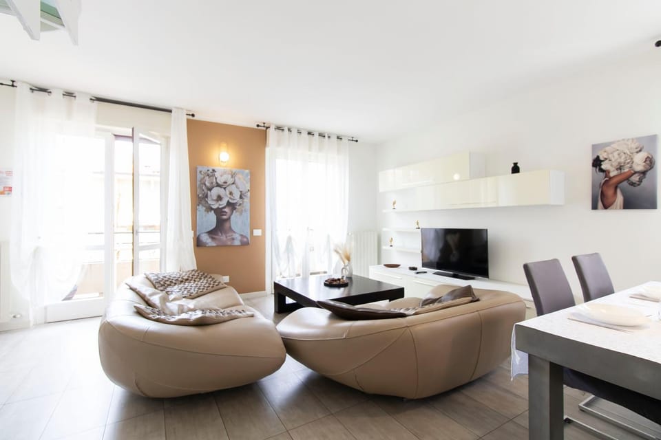 Communal lounge/ TV room, TV and multimedia, Living room, Seating area, Evening entertainment
