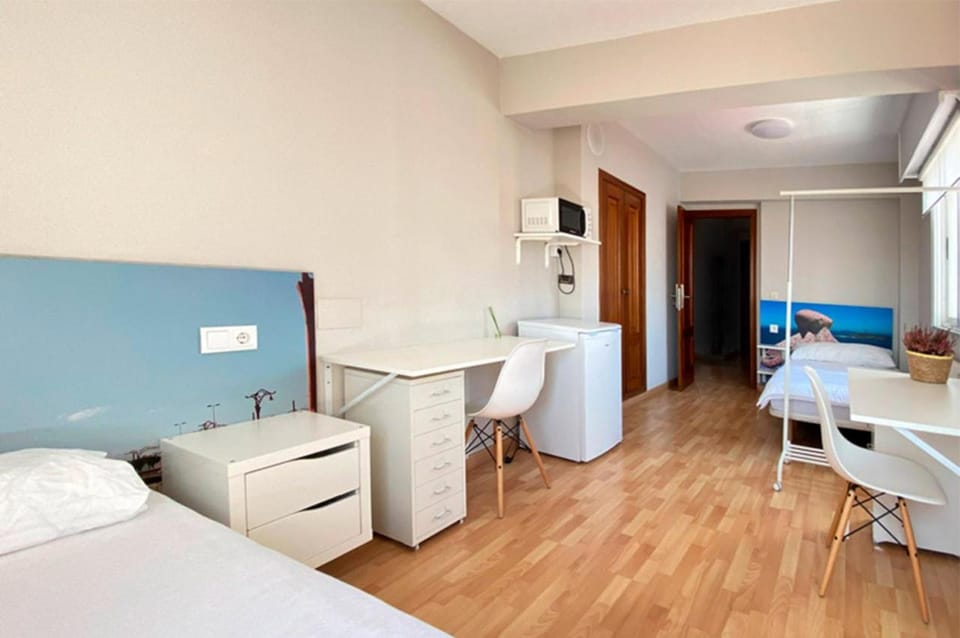 Bed, TV and multimedia, microwave