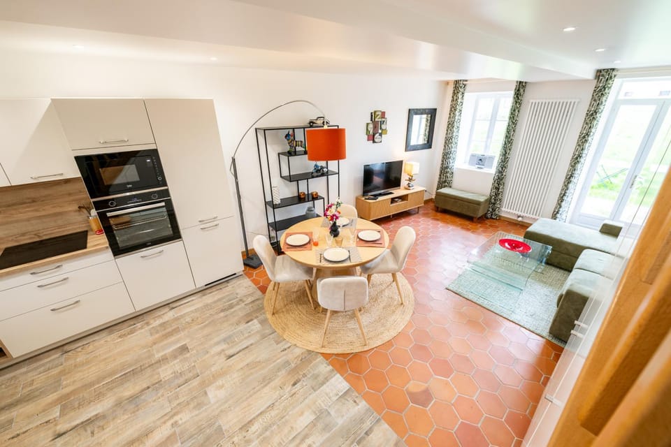 TV and multimedia, Kitchen or kitchenette, Seating area, Dining area, oven, stove