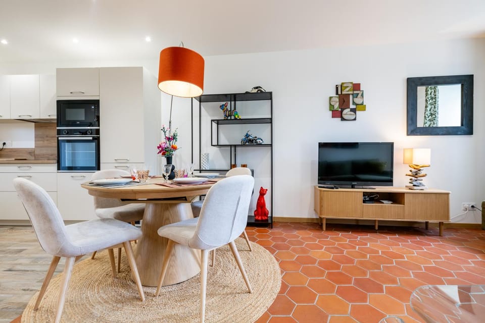 TV and multimedia, Kitchen or kitchenette, Living room, Seating area, Dining area
