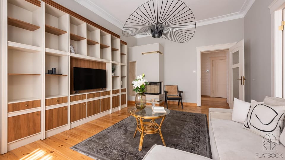 Bed, TV and multimedia, Living room, Photo of the whole room, Seating area