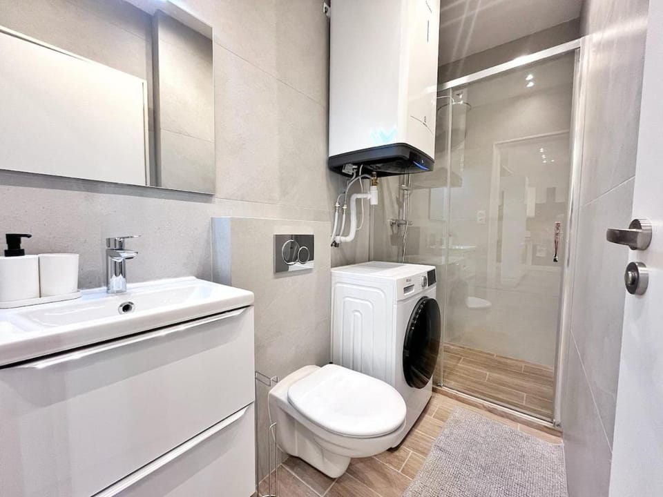 RF 121 Close to port 2 bedrooms 2 toilets Apartment in Nice