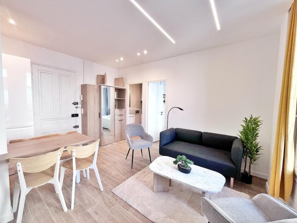 RF 121 Close to port 2 bedrooms 2 toilets Apartment in Nice