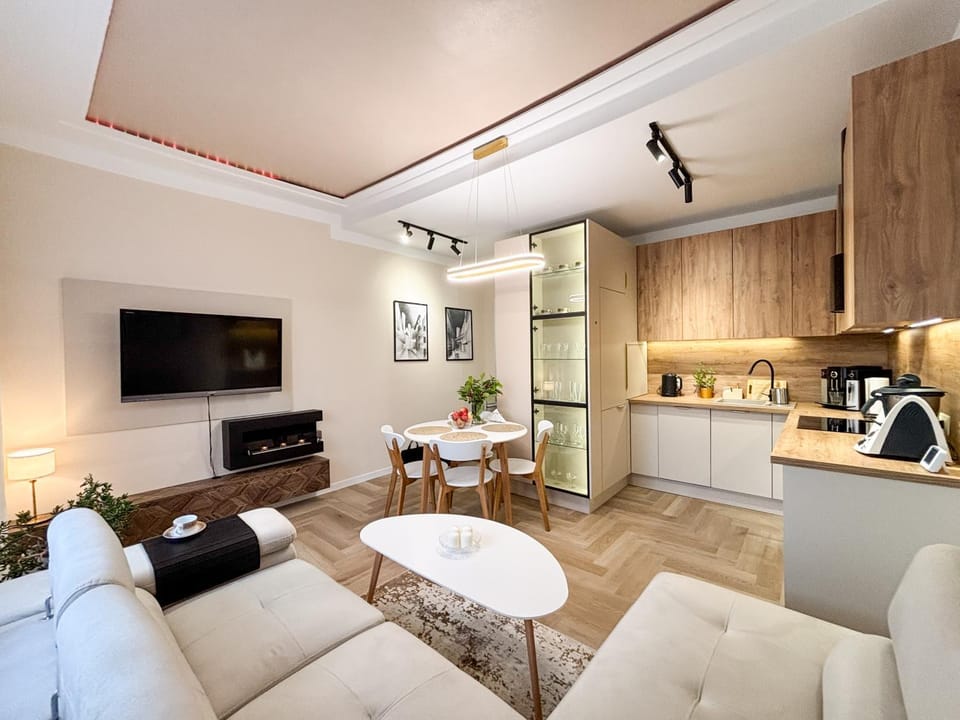 TV and multimedia, Kitchen or kitchenette, Living room, Seating area, Dining area
