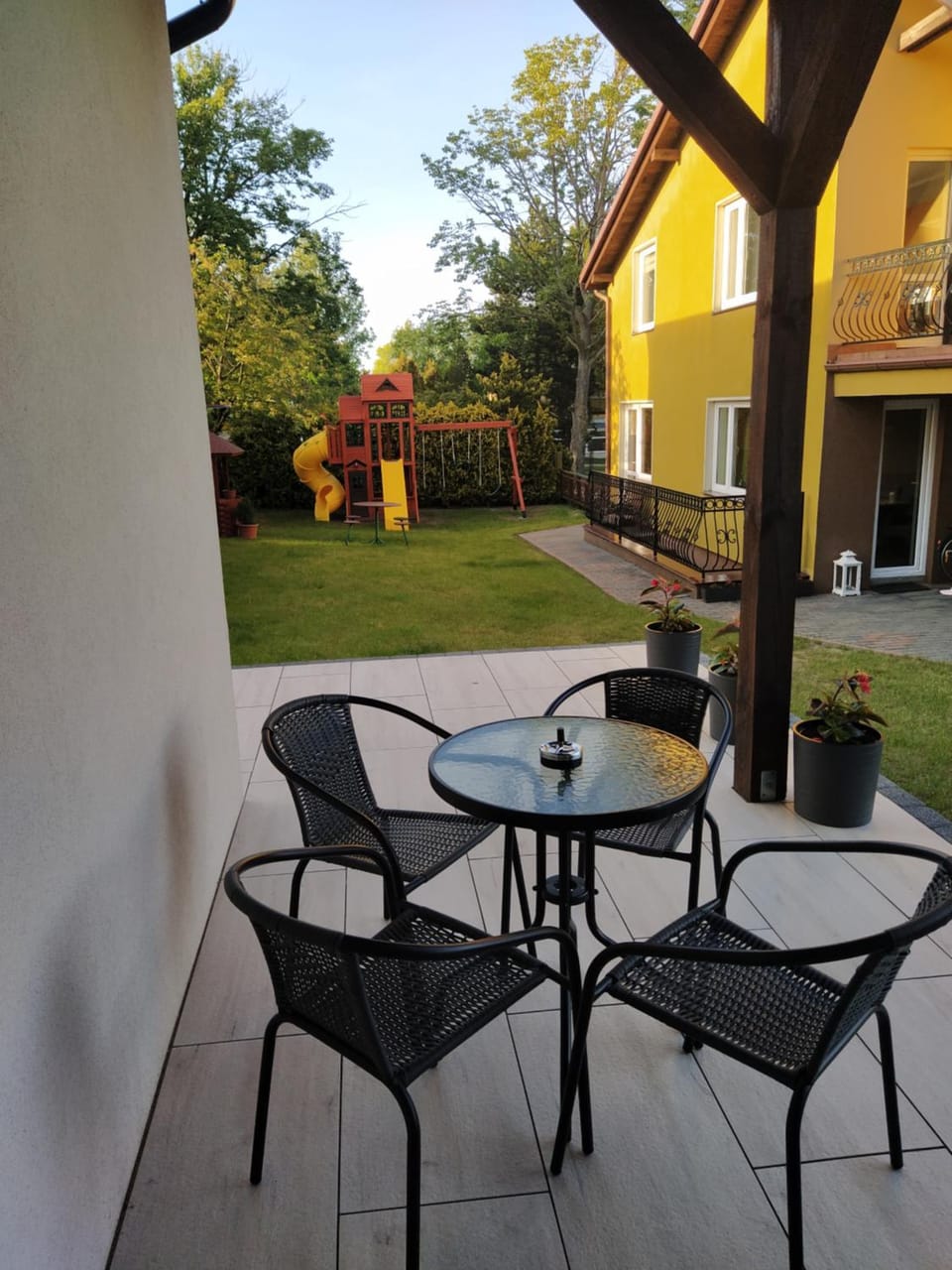 Property building, Garden, Living room, Seating area, Garden view