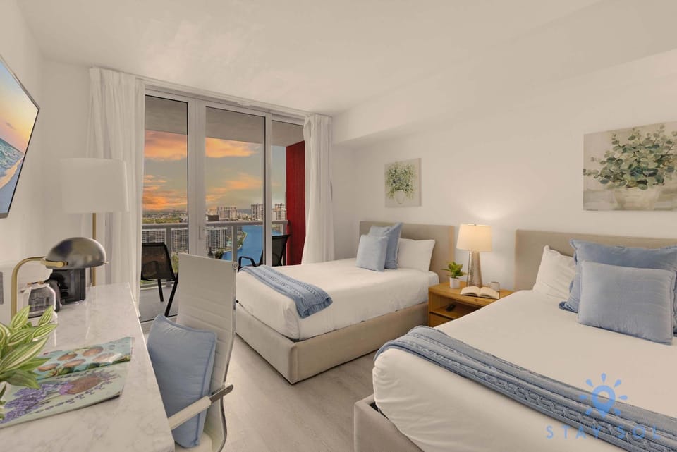 Infinite Views - Private Balcony -Poolside Bliss Near the Beach Apartment in Hallandale Beach