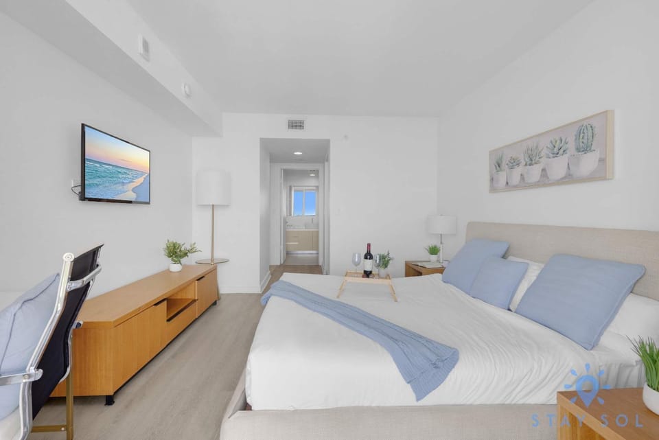 Infinite Views - Private Balcony -Poolside Bliss Near the Beach Apartment in Hallandale Beach